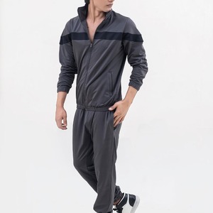 Ensemble de survêtement gris pour homme, fermeture éclair intégrale, col montant, vêtements de sport, détail de bande noire sur la poitrine, course à pied, jogging, entraînement, tissu poly - Product Image 1