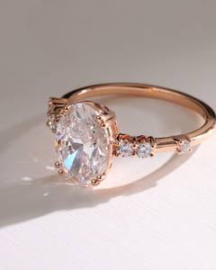 Bague de fiançailles Moissanite taille ovale 12x8mm | Solitaire avec pierres latérales | OEM de bijoux fins de mariage de mariée en or ou en argent - Product Image 2