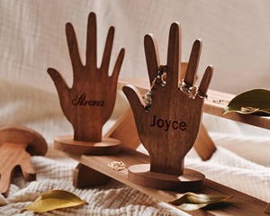 Support de support de bague en forme de main en bois Affichage de bijoux unique pour bagues Idéal pour vanité Table et décoration de la maison - Product Image 4