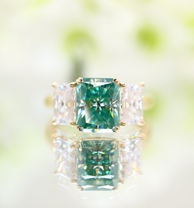 Anillo de boda de tres piedras de corte radiante 2,5 CTW verde Moissanite original oro amarillo rodio plateado para ocasiones de fiesta nupcial - Product Image 1