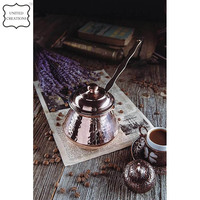 Cafetière traditionnelle turque en cuivre avec tasses en métal gravées couleur cuivre brossé