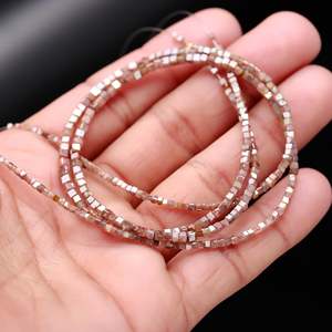 ลูกปัดหินรูปทรงลูกบาศก์เพชรเหลี่ยมสีแดง - Product Image 1
