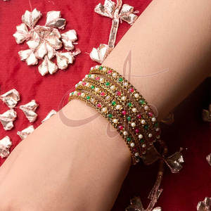 Cuatro brazaletes grandes de color dorado con cuentas blancas, rojas y verdes, brazaletes de gran honor y herencia. - Product Image 4