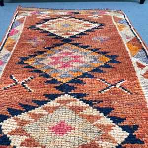 Alfombra Turca Vintage de 2.5x10.6 pies, Alfombra de Lana Marrón con Diseño a Cuadros - Product Image 3