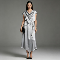Robe midi élégante pour femme en satin gris à col drapé, taille nouée et ourlet asymétrique, idéale pour le bureau ou les occasions formelles