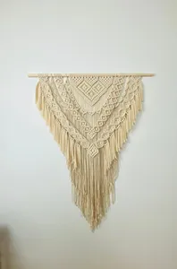 Diseño de triángulo emplumado para colgar en la pared de macramé con nudos de diamantes y flecos en capas - Product Image 2