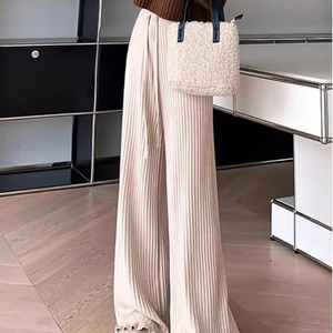 Pantalon noir avec lignes blanches visibles, montrant des jambes longues et fines, avec des poches, style sportif décontracté de tous les jours - Product Image 1