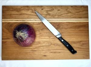 Planche à découper ronde en bois brun avec poignées métalliques, design élégant, décoration, ustensiles de cuisine élégants - Product Image 5