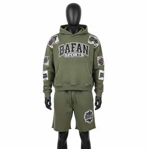 ชุดเซ็ตฮู้ดดี้แขนสั้นผ้าฟลีซผสมคอตตอนสีเขียวมะกอกสำหรับผู้ชาย 320 GSM พร้อมแผ่นปะติดและโลโก้สกรีนแบบกำหนดเอง - Product Image 6