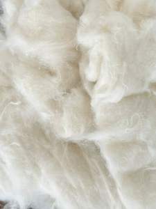เส้นใยฝ้ายหวีธรรมชาติรีไซเคิลสำหรับปั่นด้ายโอเพ่นเอนด์ บรรจุใยในอุตสาหกรรมสิ่งทอ วัสดุสีขาวนุ่ม - Product Image 2