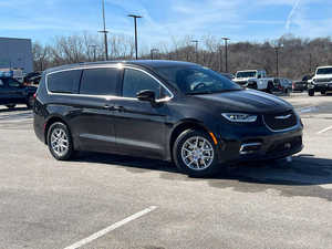 Kilometraje bajo 2025 C H R y S l e r PA CIFICA SELECT - Product Image 2