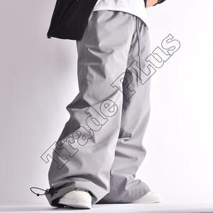 Pantalon de neige gris confortable et ample avec revêtement imperméable, isolation thermique pour le ski, taille à cordon et chevilles ajustables - Product Image 3