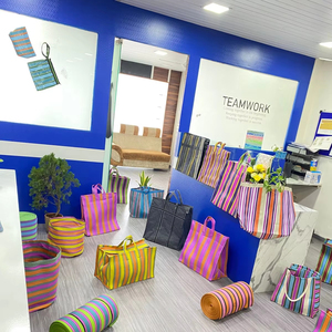 Bolsa de mano de rayas multicolores para mujer, ecológica, con cremallera geométrica, bolsa de compras tejida de nailon para uso al aire libre, fabricada en la India - Product Image 1