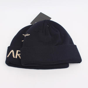 Gorras frías con diseño de moda al por mayor, gorro de punto con logotipo de letras grandes y cálido con estampado completo, gorro de punto con logotipo personalizado, proveedor de Vietnam - Product Image 1