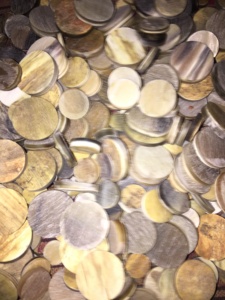 Botones de abrigo de piel natural de cuerno de búfalo de un agujero pulido de alta calidad precio razonable para prendas y artesanías - Product Image 4