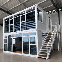 Maison de bureau préfabriquée modulaire de luxe à deux étages avec mur en verre et terrasse