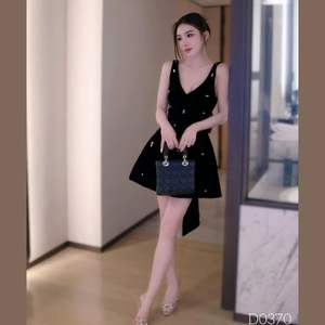 Robe à la mode au-dessus du genou avec col en V et détails élégants-idéale pour mettre en valeur votre style et votre confiance sans effort - Product Image 5