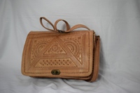 Sac bandoulière en cuir véritable Moroccan Soul avec motif sculpté Modèle 769 Fabriqué au Maroc