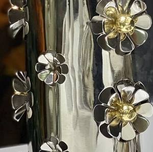 Quemador de incienso de metal elegante y superventas con decoraciones de flores metálicas que añaden un encanto vintage, ideal para uso diario y para regalar. - Product Image 5