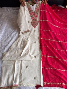 Présentation de notre élégant ensemble Designer Fancy Kurti méticuleusement fabriqué à partir de tissus Pure Roman Silk idéaux pour les occasions festives - Product Image 4