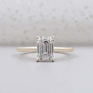 Anillo de Compromiso Solitario con Diamante Corte Esmeralda en Oro Amarillo, Certificado IGI - Product Image 1