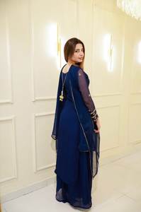 Conjunto Sharara elegante para mujer, ropa étnica elegante, tela premium de georgette sintética, top bordado con pantalón palazzo y dupatta a juego. - Product Image 2