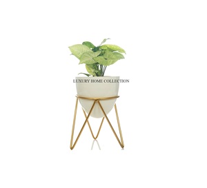 Elegante maceta de metal contemporánea con una estructura minimalista y un acabado refinado para decoraciones interiores modernas de lujo - Product Image 1