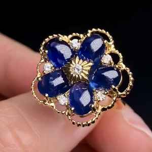 แหวนทองแข็ง14k ประดับยอดดอกไม้สีน้ำเงินเข้มประกายแวววาวรายละเอียดสีทองคลาสสิกสัมผัสเป็นประกายอารมณ์หรูหรา - Product Image 4