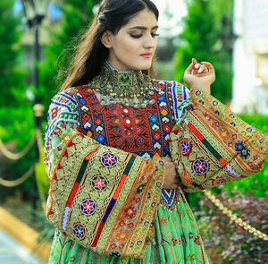 Meilleurs prix de gros sur les nouveaux arrivages Costumes afghans en soie pour femmes avec broderie à manches longues évasées et lourdes - Product Image 2