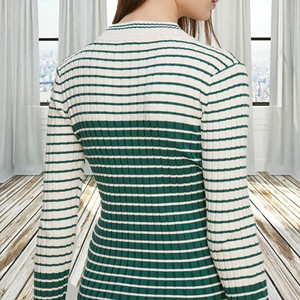 2024สตรีทแวร์เสื้อยืดถักลายทางสำหรับผู้หญิงเสื้อครอปสตรีทแวร์แขนยาวแบบใหม่ออกแบบได้ตามต้องการ - Product Image 6