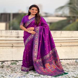 VASTRA COTTAGE Sari de seda suave Meenakari Baluchari con motivos florales, borde Pallu tejido con Zari de lujo y blusa Meenakari de brocado - Product Image 5