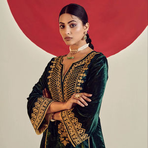 Ensemble Kurta/Kurti Dupatta pour femmes en velours noir épais et visqueux, broderie, séchage rapide, moderne, toutes saisons, occasions de mariage/fêtes - Product Image 1