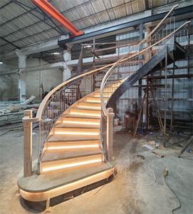 Scala a chiocciola interna in acciaio con gradini in legno, ringhiera curva e parapetto in vetro - Product Image 6