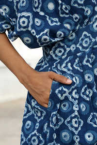 Nuevo nivel de sofisticación para mujer Handblock impreso elegante cintura plisada Algodón puro exquisito motivo niñas vestido índigo - Product Image 6
