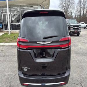 Chrysler Pacifica Touring L 2024 abordable et propre - Product Image 3