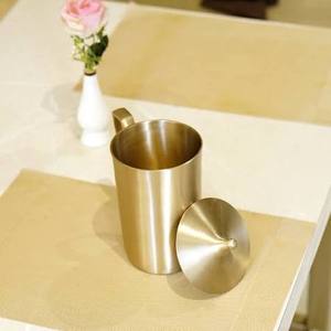 Jarra de Agua Decorativa para el Hogar, Acabado en Latón Dorado, Vajilla de Mesa, Tapa para Bebidas, para Colección de Tazas - Product Image 1