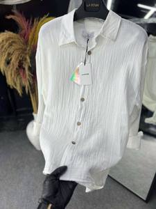 เสื้อเชิ้ตผู้ชายผ้าซาตินย้อมสี คอวี แขนยาว ติดกระดุม สไตล์ลำลอง ใส่ได้ทั้งฤดูใบไม้ผลิ ฤดูร้อน และชายหาด เนื้อผ้าเบาสบาย ระบายอากาศได้ดี - Product Image 4