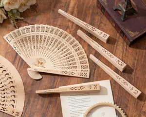 Abanico de mano de madera hecho a mano con tela de algodón suave, inspirado en el patrimonio cultural para regalos y decoración tradicionales - Product Image 3