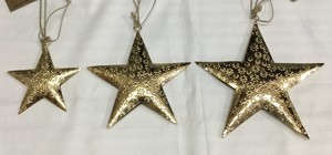 Décor suspendu en métal étoilé avec boules de Noël et ornements d'arbre gravés - Product Image 4