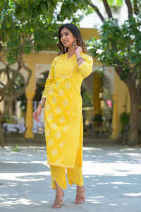 Yash Gallery ชุดผู้หญิงผ้าคอตตอนสีเหลืองแห้งเร็วและกางเกงยาวถึงข้อเท้าชุดทางการสไตล์ฤดูร้อน - Product Image 2