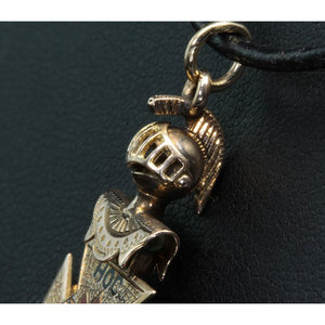 Collier pendentif chevalier templier emblème de crâne et de croix avec inscription latine - Product Image 4