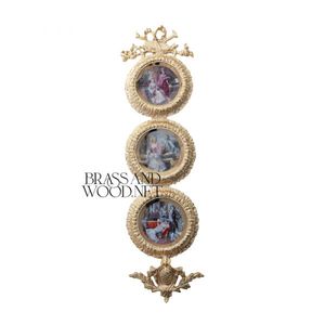 Cadre mural orné en laiton doré avec triple œuvres d'art en porcelaine décoration vintage faite à la main design en laiton de luxe pour classique - Product Image 1