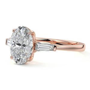 Anillo de Oro Sólido de 14K con Tres Diamantes Raros, Diamante Ovalado Cultivado en Laboratorio, Piedras Laterales Cónicas Tipo Baguette, para Compromiso Femenino - Product Image 2