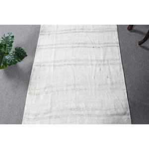 Tapis vintage 3,2 x 5,8 pieds, tapis d'inspiration turque, tapis rayé blanc et gris - Product Image 5