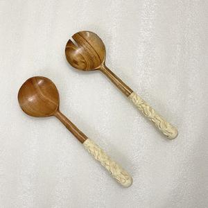 Cadeau de Noël à la mode ensemble de serveur de salade en bois avec poignée en résine créative Logo personnalisé outil de salade grande cuillère de service fourchette couverts - Product Image 1