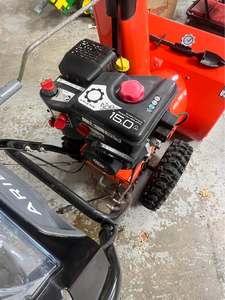 Ariens Deluxe 28 d'occasion, souffleuse à neige autoportée à moteur thermique à deux temps - Product Image 4