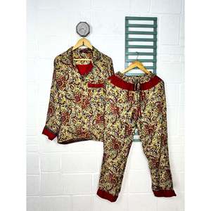 Ensemble de pyjama long en soie recyclée, léger, respirant, élégant, vêtements de nuit pour femmes, vêtements de nuit féminins durables - Product Image 1