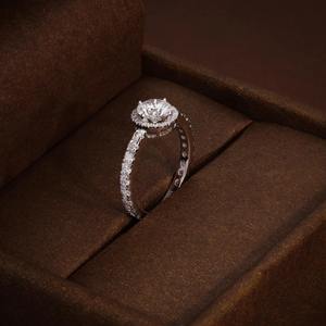 แหวนหมั้นเพชรทรงกลมแบบ Halo น้ำหนัก 1.81 กะรัต ผลิตในห้องปฏิบัติการ ระดับความสะอาด F VVS1 VVS2 ได้รับการรับรอง พร้อมเพชรกลาง 1.03 กะรัต และเพชรด้านข้างแบบ Halo ดีไซน์ไม่ซ้ำใคร - Product Image 1