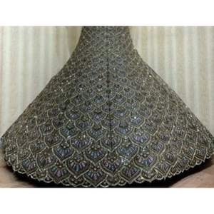 Juego de Lehenga nupcial tradicional con intrincados detalles de lentejuelas bordadas y acentos Zari, ideal para pedidos a granel - Product Image 4