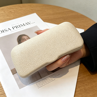 Étui rigide en métal pour lunettes de soleil et de lecture en cuir PU grainé personnalisé avec bord ondulé et charnière à ressort
